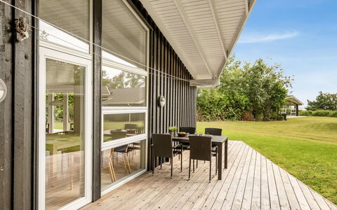 Majvor - 200M from the Sea: Madera, Casa, Porche, Cubierta, Madera Dura, Techo, Manchas De Madera, Suelos De Madera, Eco Hotel