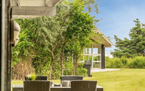Majvor - 200M from the Sea: Madera, Casa, Porche, Cubierta, Madera Dura, Techo, Manchas De Madera, Suelos De Madera, Eco Hotel