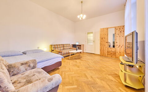 Janské Lázně 20: Mueble, Propiedad, Edificio, Comodidad, Sofá, Madera, Sala, Piso, Diseño De Interiores, Mesa