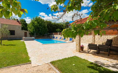 Lucija: Piscina, Inmuebles, Recurso, Mueble Para Exteriores, Losa, Sombra, Villa, Patio Interior, Eco Hotel, Hacienda