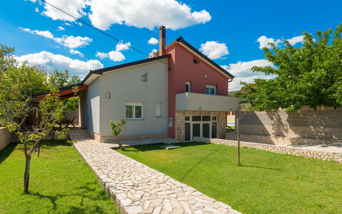 Lucija: Barrio Residencial, Casa, Casa, Asentamientos Humanos, Jardín, Inmuebles, Césped, Paisajismo, Yarda, Suburbio