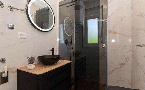 Lucija: Arreglo De Tubería, Baño, Diseño De Interiores, Lavabo Del Baño, Piso, Espejo, Mueble De Baño, Suelo, Lavabo, Grifo