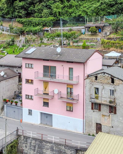 Santa Croce View: Edificio, Propiedad, Ventana, Árbol, Casa, Diseño Urbano, Barrio, Barrio Residencial, Bienes Raíces