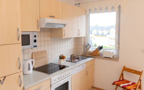 Seerose: Gabinetes, Propiedad, Mostrador, Fregadero, Lavabo, Cocina, Estufa De Cocina, Aparato De Cocina, Ventana, Electrodoméstico
