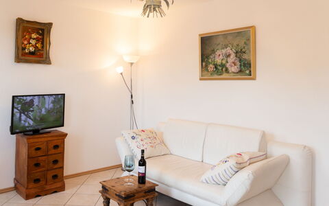 Seerose: Mueble, Marco, Propiedad, Mesa, Madera, Sofá, Encendiendo, Diseño De Interiores, Sala, Suelo