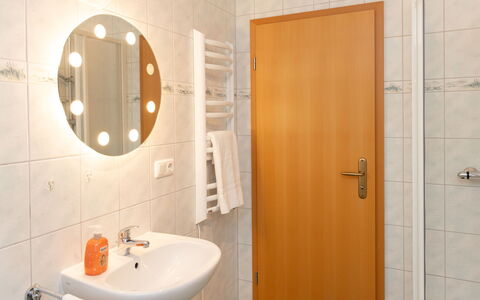 Seerose: Espejo, Grifo, Lavabo, Arreglo De Tubería, Lavabo Del Baño, Propiedad, Baño, Edificio, Madera