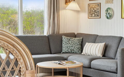 Zina - 600M from the Sea: Mueble, Sala, Material Natural, Manchas De Madera, Madera Dura, Silla, Mimbre, Planta De Casa, Mesa De Café