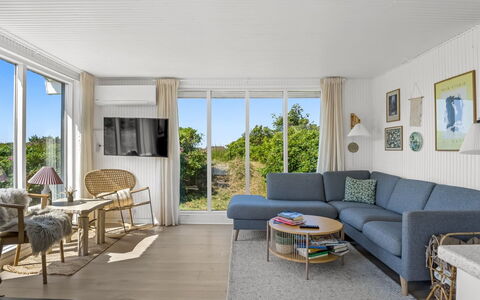 Zina - 600M from the Sea: Mueble, Diseño De Interiores, Madera, Piso, Suelo, Sofá, Mesa, Silla, Sala, Techo