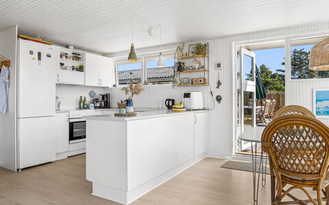 Zina - 600M from the Sea: Piso, Cocina, Madera, Diseño De Interiores, Suelo, Mueble, Mostrador, Suelos De Madera, Gabinetes, Aparato De Cocina