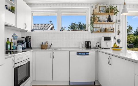 Zina - 600M from the Sea: Aparato De Cocina, Cocina, Mostrador, Electrodoméstico, Electrodoméstico, Gabinetes, Diseño De Interiores, Refrigerador, Piso, Lavabo