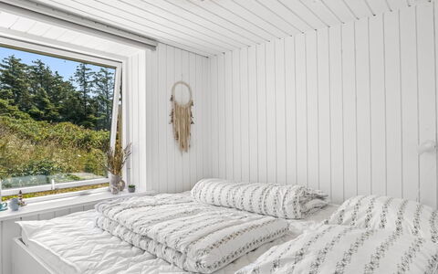 Zina - 600M from the Sea: Habitación, Diseño De Interiores, Madera, Techo, Cama, Lecho, Sábana, Linos, Encendiendo, Suelo