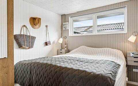 Zina - 600M from the Sea: Madera, Habitación, Cama, Diseño De Interiores, Linos, Sábana, Lecho, Suelo, Piso, Techo