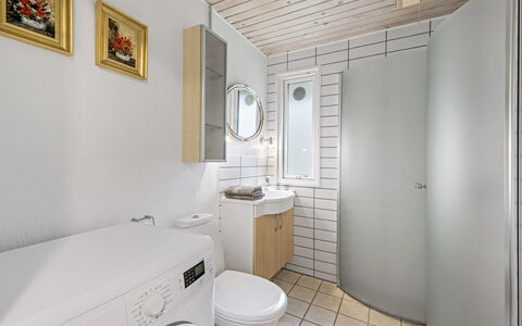 Tancred - 30Km from the Sea: Arreglo De Tubería, Piso, Suelo, Diseño De Interiores, Baño, Techo, Baño, Asiento Del Baño, Lavabo, Plomería