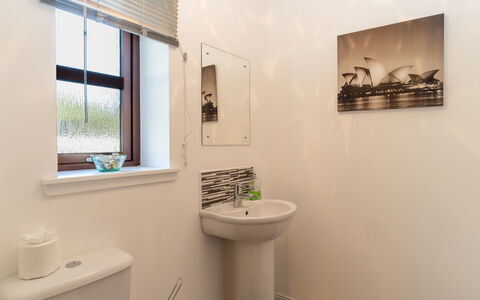 Pineways: Espejo, Grifo, Propiedad, Lavabo, Arreglo De Tubería, Lavabo Del Baño, Ventana, Baño, Púrpura, Diseño De Interiores