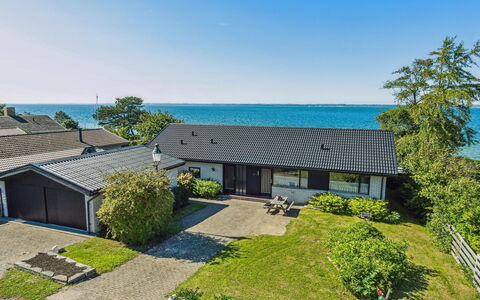 Jovana - 40M from the Sea: Casa, Casa, Puerta, Techo, Cabaña, Inmuebles, Jardín, Sombra, Vía Muerta, Yarda