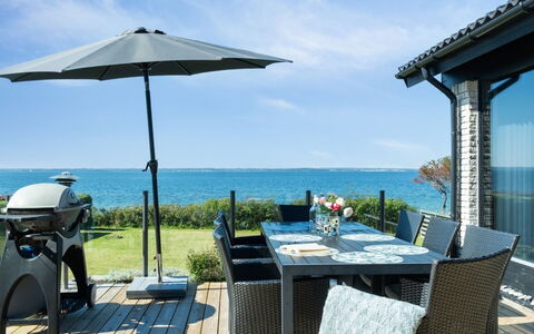 Jovana - 40M from the Sea: Casa, Casa, Puerta, Techo, Cabaña, Inmuebles, Jardín, Sombra, Vía Muerta, Yarda