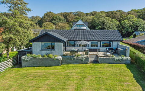 Jovana - 40M from the Sea: Casa, Casa, Puerta, Techo, Cabaña, Inmuebles, Jardín, Sombra, Vía Muerta, Yarda
