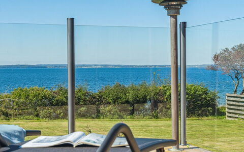 Jovana - 40M from the Sea: Casa, Casa, Puerta, Techo, Cabaña, Inmuebles, Jardín, Sombra, Vía Muerta, Yarda
