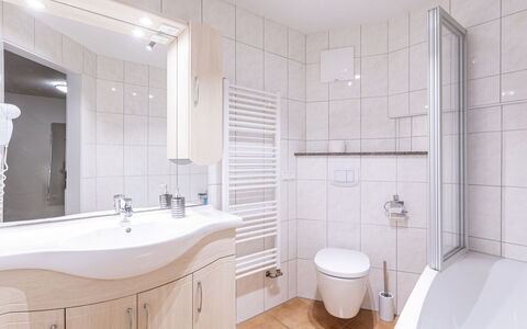 Sankt Georgen am Kreischberg 500: Espejo, Arreglo De Tubería, Propiedad, Lavabo, Edificio, Grifo, Baño, Negro, Púrpura