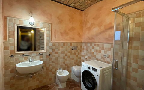 Casa 'il Nocciolo': Cuarto De Lavado, Arreglo De Tubería, Propiedad, Espejo, Baño, Lavadora, Secadora De Ropa, Lavabo, Edificio, Grifo