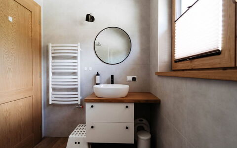 Domek Pod Szarowym Lasem: Espejo, Propiedad, Arreglo De Tubería, Grifo, Lavabo Del Baño, Madera, Diseño De Interiores, Baño, Baño, Edificio