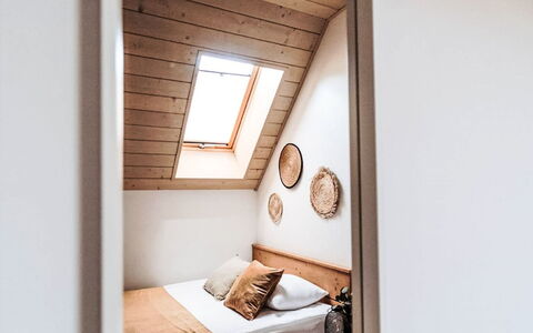 Domek Pod Szarowym Lasem: Diseño De Interiores, Habitación, Madera, Suelo, Piso, Cama, Sábana, Lecho, Techo, Encendiendo