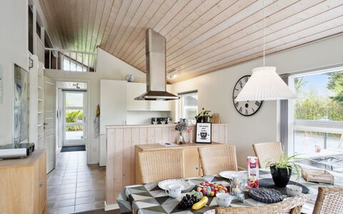 Bajram: Mueble, Diseño De Interiores, Piso, Techo, Madera, Lámpara, Suelo, Silla, Cocina, Encendiendo
