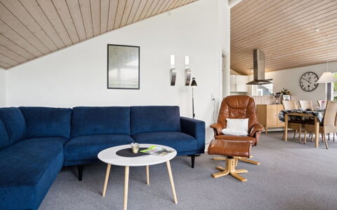 Bajram: Mueble, Diseño De Interiores, Sofá, Techo, Sala, Piso, Suelo, Casa, Departamento
