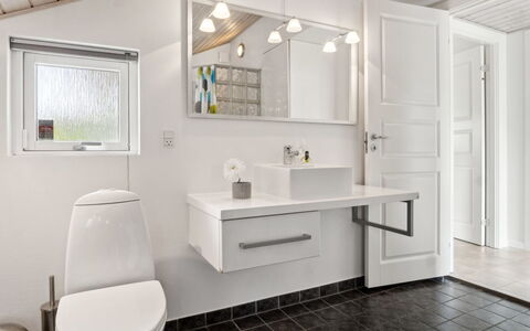 Bajram: Arreglo De Tubería, Baño, Lavabo, Lavabo Del Baño, Diseño De Interiores, Piso, Suelo, Mueble De Baño, Grifo, Espejo
