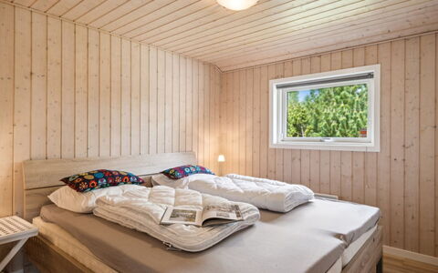 Bajram: Madera, Habitación, Diseño De Interiores, Techo, Piso, Suelo, Cama, Habitación, Manchas De Madera, Madera Dura