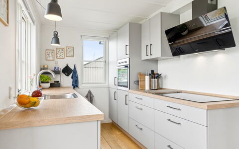 Sebiorn - 5M from the Sea: Cocina, Mostrador, Gabinetes, Aparato De Cocina, Mueble, Piso, Diseño De Interiores, Madera, Electrodoméstico, Suelo