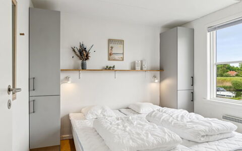 Sebiorn - 5M from the Sea: Cama, Habitación, Pared, Diseño De Interiores, Mueble, Lecho, Sábana, Madera, Techo, Suelo
