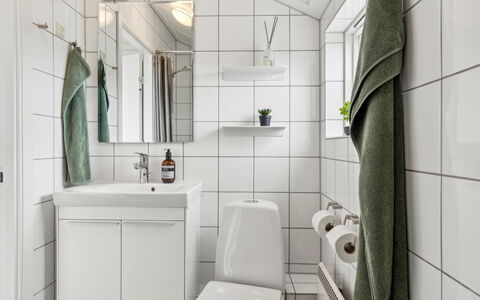 Sebiorn - 5M from the Sea: Diseño De Interiores, Piso, Arreglo De Tubería, Lavabo, Suelo, Baño, Mueble De Baño, Grifo, Lavabo Del Baño, Baño
