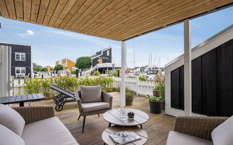 Sebiorn - 5M from the Sea: Madera, Arquitectura, Casa, Mueble, Porche, Cubierta, Puerta, Silla, Departamento, Balcón