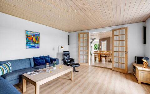 Amma - 21Km from the Sea: Mueble, Piso, Diseño De Interiores, Suelo, Suelos De Madera, Madera, Sofá, Techo, Habitación, Sala