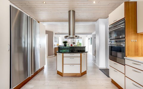 Amma - 21Km from the Sea: Piso, Diseño De Interiores, Cocina, Madera, Techo, Suelo, Mostrador, Suelos De Madera, Aparato De Cocina, Lámpara