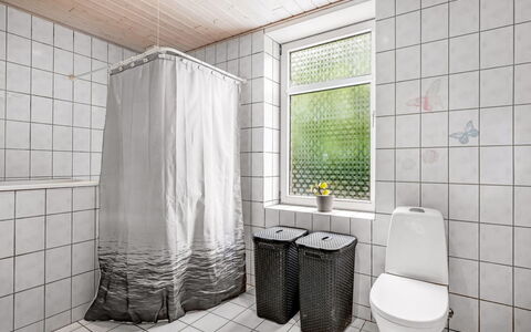 Amma - 21Km from the Sea: Piso, Suelo, Material Compuesto, Arreglo De Tubería, Baño, Plomería, Loseta, Baño, Lavabo, Cortina