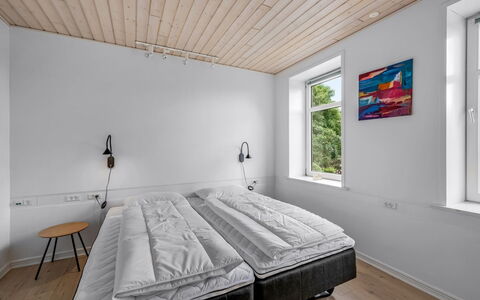 Amma - 21Km from the Sea: Habitación, Pared, Piso, Diseño De Interiores, Suelo, Cama, Madera, Techo, Lecho, Sábana