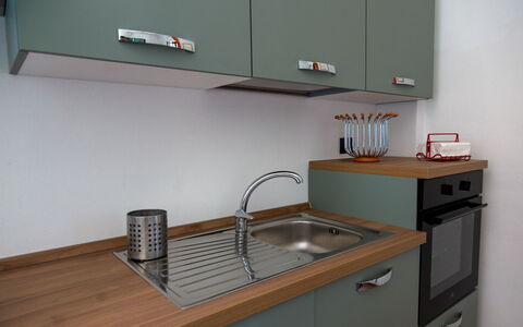 Villa Trivigno: Cocina, Mostrador, Gabinetes, Madera, Fregadero, Diseño De Interiores, Piso, Aparato De Cocina, Arreglo De Tubería, Mueble