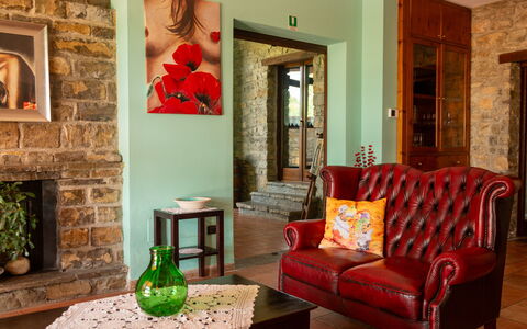 Villa Trivigno: Mueble, Diseño De Interiores, Pared, Piso, Madera, Suelo, Habitación, Sala, Sofá, Techo