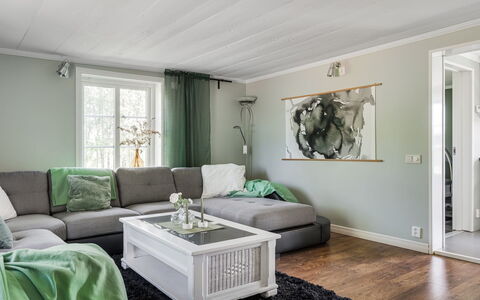 Flugebacken: Sofá, Propiedad, Mueble, Comodidad, Planta, Ventana, Diseño De Interiores, Madera, Sala, Arquitectura