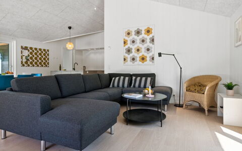 Nicolas - 500M from the Sea: Techo, Piso, Diseño De Interiores, Suelo, Material Compuesto, Mueble, Recurso, Hotel, Diseño, La Luz Del Día