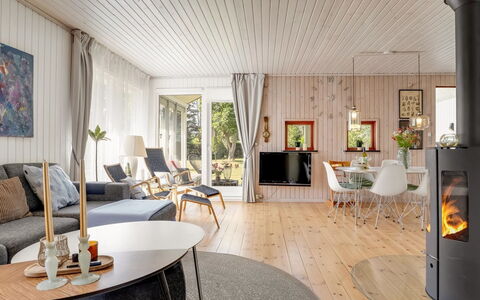 Soti - 350M from the Sea: Piso, Madera, Suelo, Suelos De Madera, Diseño De Interiores, Mueble, Casa, Techo, Madera Dura, Sala