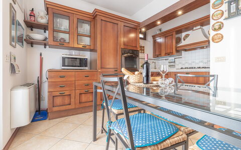 Casale Al Mare: Gabinetes, Mueble, Propiedad, Edificio, Mostrador, Madera, Estante, Cocina, Estantería, Diseño De Interiores