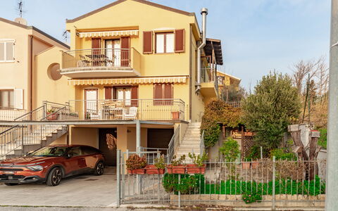 Casale Al Mare: Planta, Cielo, Edificio, Rueda, Ventana, Propiedad, Coche, Vehículo, Puerta