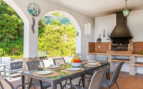Dalia: Mueble, Silla, Mesa, Cocina Y Comedor Mesa, Mueble Para Exteriores, Mesa Al Aire Libre, Cocina, Sombra, Restaurante, Mostrador