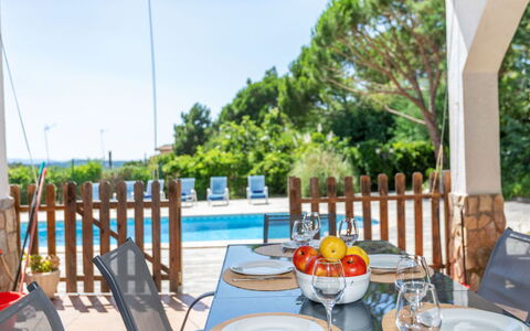 Dalia: Mueble, Mueble Para Exteriores, Silla, Mesa, Mesa Al Aire Libre, Cocina Y Comedor Mesa, Recurso, Piscina, Sombra, Eco Hotel