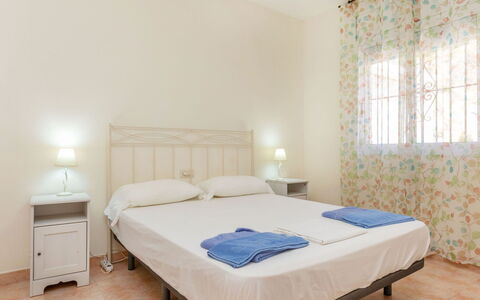 Dalia: Mueble, Diseño De Interiores, Habitación, Suelo, Cama, Piso, Techo, Habitación, Sábana, Lecho