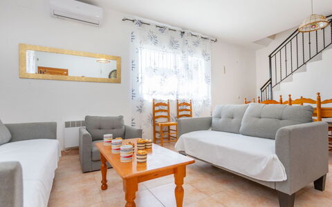 Dalia: Mueble, Diseño De Interiores, Sofá, Piso, Suelo, Habitación, Departamento, Sala, Casa, Mesa