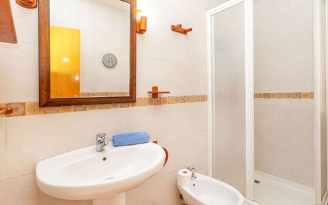 Dalia: Pared, Piso, Arreglo De Tubería, Diseño De Interiores, Suelo, Madera, Lavabo Del Baño, Baño, Lavabo, Habitación